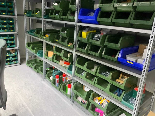 Inhoud installatiematerialen (ca. 500 sorteerbakken) van 9 legbordstellingen - afbeelding 34 van  43