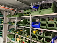 Inhoud installatiematerialen (ca. 500 sorteerbakken) van 9 legbordstellingen - afbeelding 39 van  43