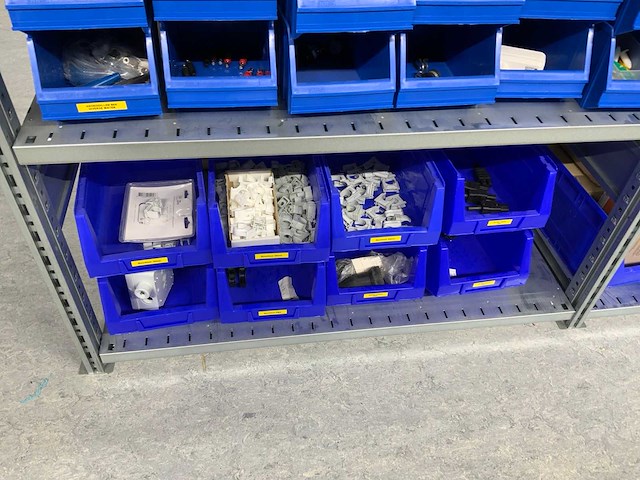 Inhoud installatiematerialen (ca. 500 sorteerbakken) van 9 legbordstellingen - afbeelding 40 van  43