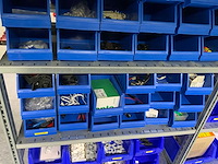 Inhoud installatiematerialen (ca. 500 sorteerbakken) van 9 legbordstellingen - afbeelding 41 van  43