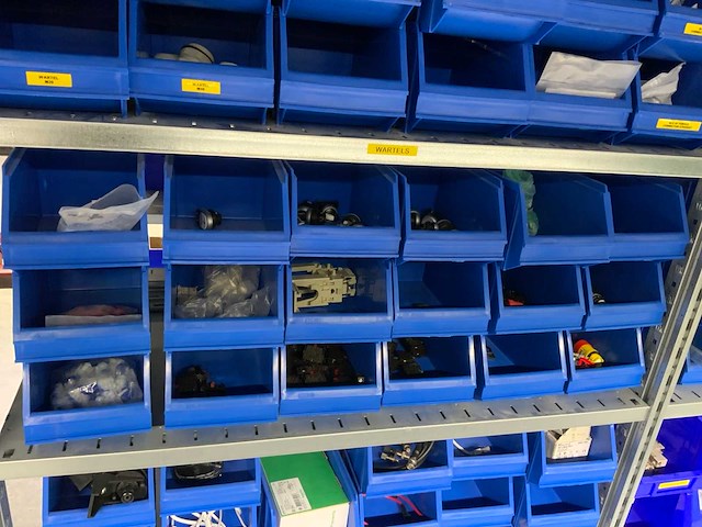 Inhoud installatiematerialen (ca. 500 sorteerbakken) van 9 legbordstellingen - afbeelding 42 van  43