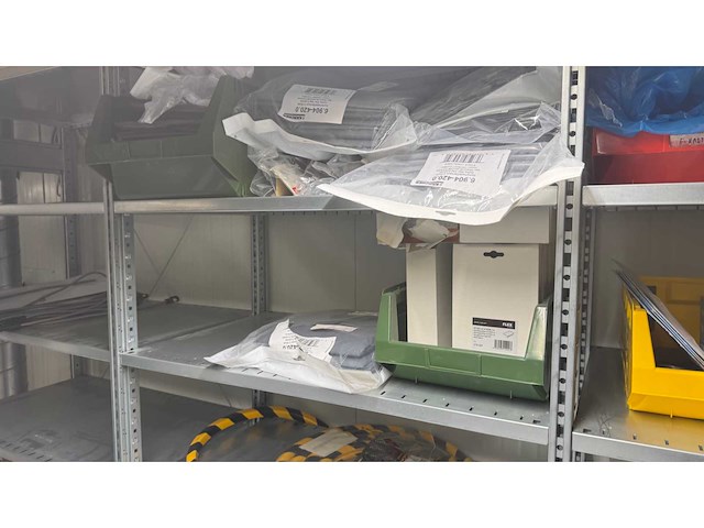 Inhoud installatiematerialen van 4 legbordstellingen - afbeelding 11 van  12