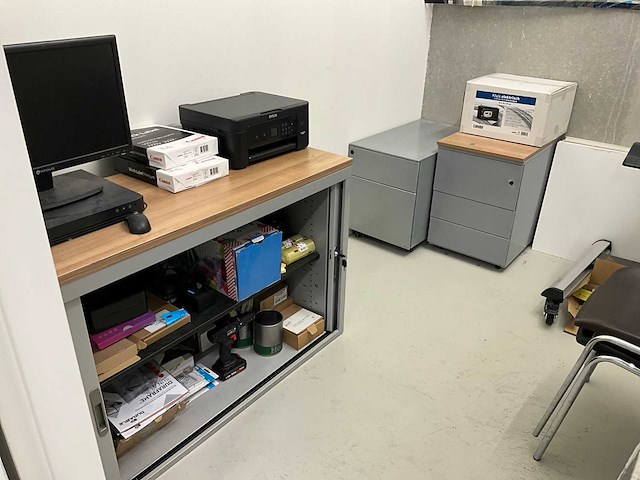 Inhoud kantoor en kleedruimte - afbeelding 1 van  9