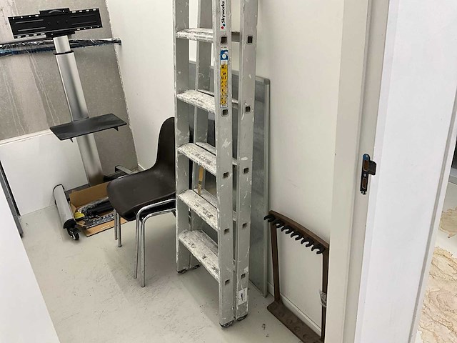 Inhoud kantoor en kleedruimte - afbeelding 6 van  9