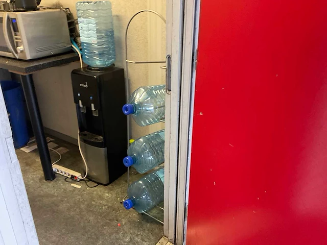 Inhoud kantoor/kantine ruimte - afbeelding 6 van  9