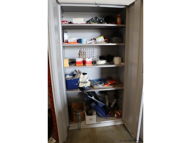 Inhoud kast bestaande uit o.a. verfbakken, afplaktape, veiligheidsbrillen & verbanddozen - afbeelding 1 van  7