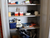 Inhoud kast bestaande uit o.a. verfbakken, afplaktape, veiligheidsbrillen & verbanddozen - afbeelding 1 van  7