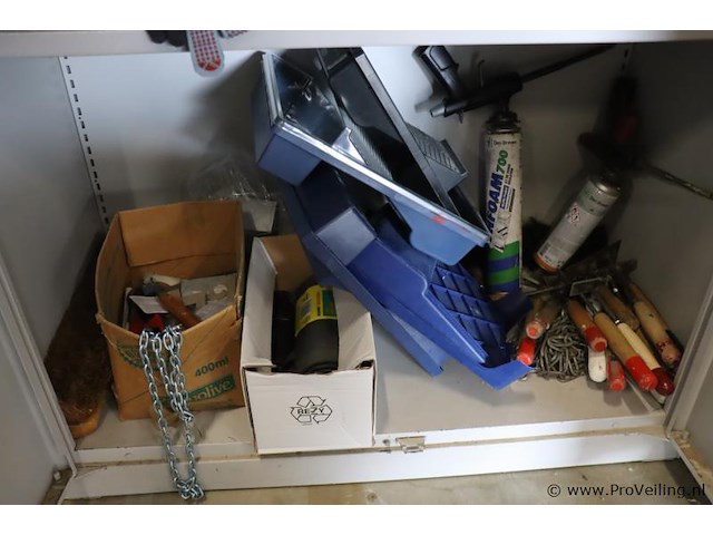 Inhoud kast bestaande uit o.a. verfbakken, afplaktape, veiligheidsbrillen & verbanddozen - afbeelding 2 van  7