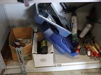 Inhoud kast bestaande uit o.a. verfbakken, afplaktape, veiligheidsbrillen & verbanddozen - afbeelding 2 van  7