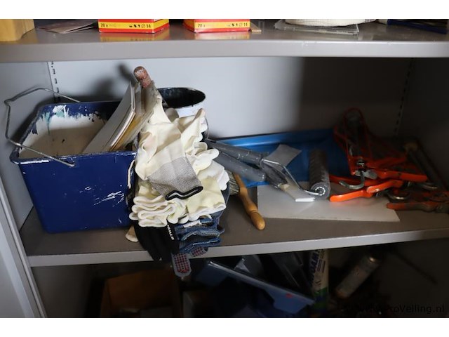 Inhoud kast bestaande uit o.a. verfbakken, afplaktape, veiligheidsbrillen & verbanddozen - afbeelding 3 van  7