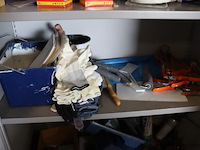 Inhoud kast bestaande uit o.a. verfbakken, afplaktape, veiligheidsbrillen & verbanddozen - afbeelding 3 van  7