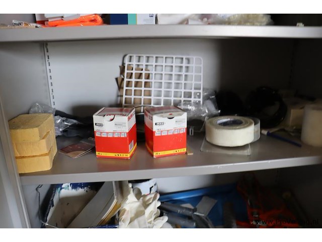 Inhoud kast bestaande uit o.a. verfbakken, afplaktape, veiligheidsbrillen & verbanddozen - afbeelding 4 van  7