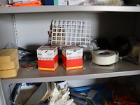 Inhoud kast bestaande uit o.a. verfbakken, afplaktape, veiligheidsbrillen & verbanddozen - afbeelding 4 van  7