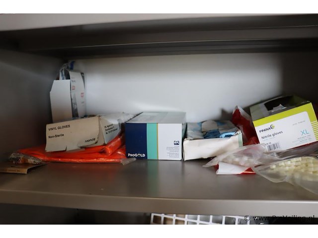 Inhoud kast bestaande uit o.a. verfbakken, afplaktape, veiligheidsbrillen & verbanddozen - afbeelding 5 van  7