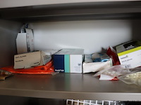 Inhoud kast bestaande uit o.a. verfbakken, afplaktape, veiligheidsbrillen & verbanddozen - afbeelding 5 van  7