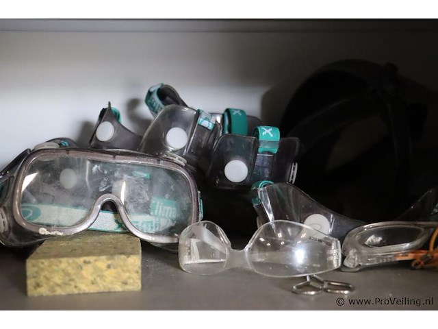 Inhoud kast bestaande uit o.a. verfbakken, afplaktape, veiligheidsbrillen & verbanddozen - afbeelding 6 van  7