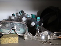 Inhoud kast bestaande uit o.a. verfbakken, afplaktape, veiligheidsbrillen & verbanddozen - afbeelding 6 van  7