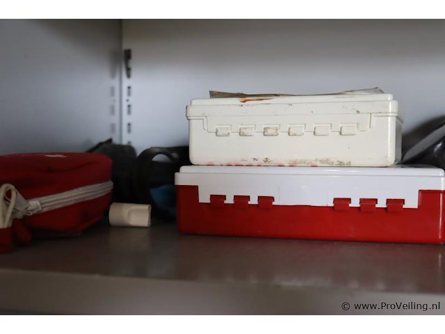 Inhoud kast bestaande uit o.a. verfbakken, afplaktape, veiligheidsbrillen & verbanddozen - afbeelding 7 van  7