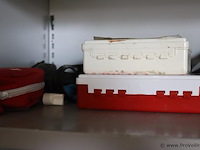 Inhoud kast bestaande uit o.a. verfbakken, afplaktape, veiligheidsbrillen & verbanddozen - afbeelding 7 van  7