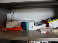 Inhoud kast bestaande uit o.a. verfbakken, afplaktape, veiligheidsbrillen & verbanddozen - afbeelding 5 van  7