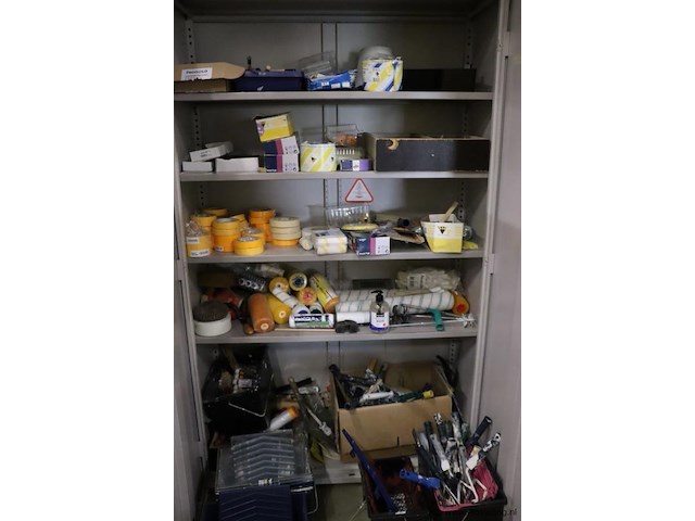 Inhoud kast bestaande uit o.a. verfrolhouders, afplaktape, verfrollers, schuurpapier & kwasten - afbeelding 1 van  9