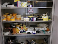 Inhoud kast bestaande uit o.a. verfrolhouders, afplaktape, verfrollers, schuurpapier & kwasten - afbeelding 1 van  9