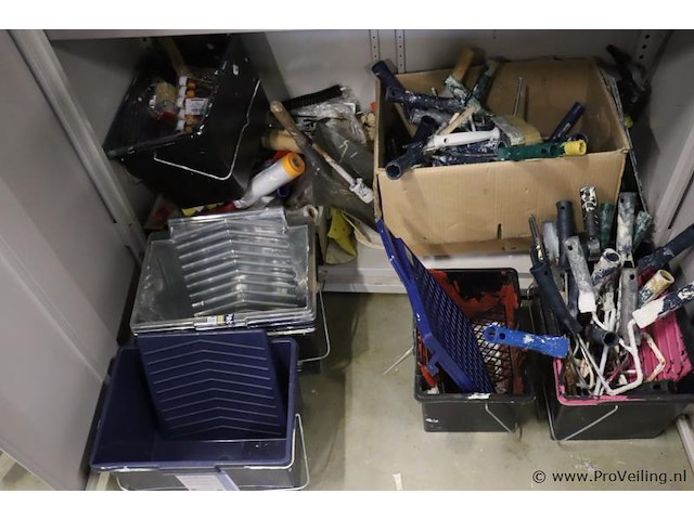 Inhoud kast bestaande uit o.a. verfrolhouders, afplaktape, verfrollers, schuurpapier & kwasten - afbeelding 2 van  9