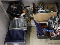 Inhoud kast bestaande uit o.a. verfrolhouders, afplaktape, verfrollers, schuurpapier & kwasten - afbeelding 2 van  9