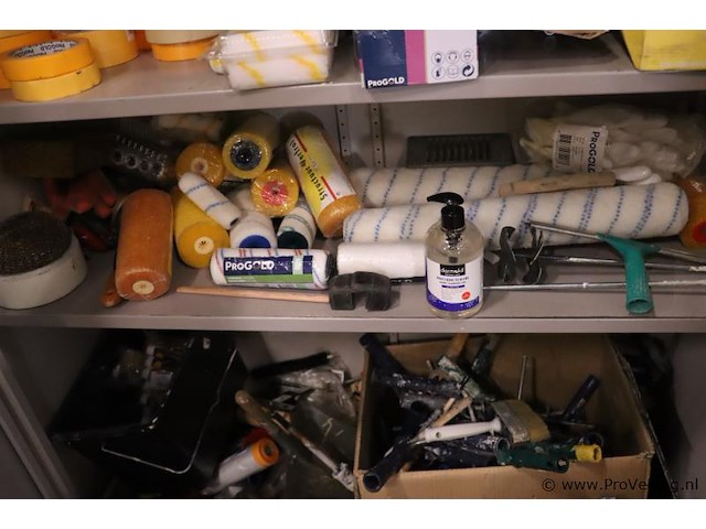 Inhoud kast bestaande uit o.a. verfrolhouders, afplaktape, verfrollers, schuurpapier & kwasten - afbeelding 3 van  9