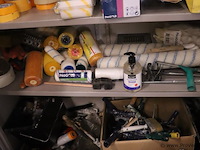 Inhoud kast bestaande uit o.a. verfrolhouders, afplaktape, verfrollers, schuurpapier & kwasten - afbeelding 3 van  9