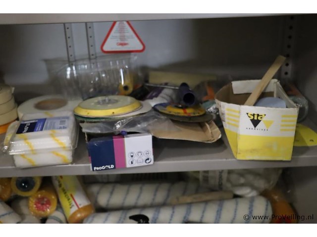Inhoud kast bestaande uit o.a. verfrolhouders, afplaktape, verfrollers, schuurpapier & kwasten - afbeelding 4 van  9