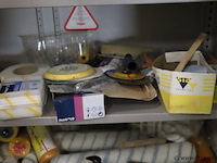 Inhoud kast bestaande uit o.a. verfrolhouders, afplaktape, verfrollers, schuurpapier & kwasten - afbeelding 4 van  9
