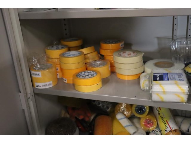 Inhoud kast bestaande uit o.a. verfrolhouders, afplaktape, verfrollers, schuurpapier & kwasten - afbeelding 5 van  9