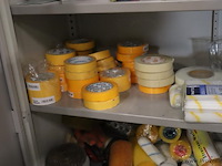 Inhoud kast bestaande uit o.a. verfrolhouders, afplaktape, verfrollers, schuurpapier & kwasten - afbeelding 5 van  9