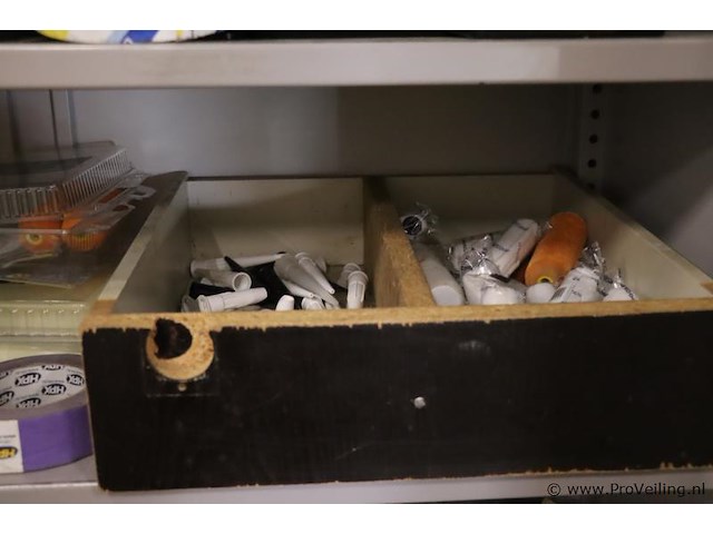 Inhoud kast bestaande uit o.a. verfrolhouders, afplaktape, verfrollers, schuurpapier & kwasten - afbeelding 6 van  9