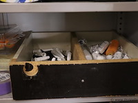 Inhoud kast bestaande uit o.a. verfrolhouders, afplaktape, verfrollers, schuurpapier & kwasten - afbeelding 6 van  9