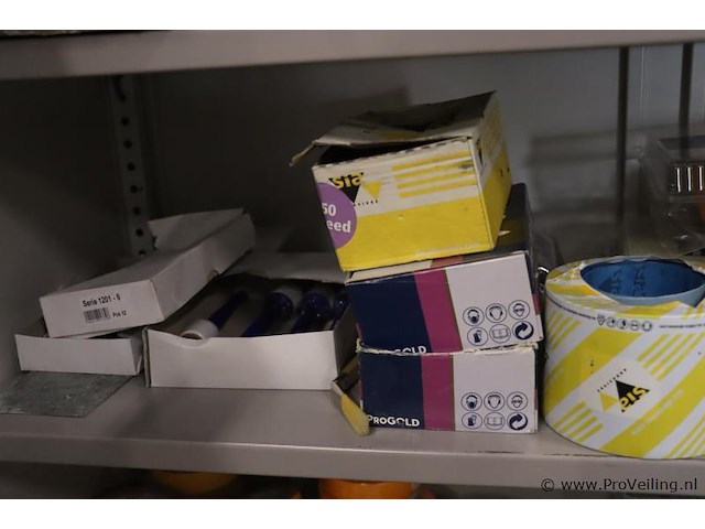 Inhoud kast bestaande uit o.a. verfrolhouders, afplaktape, verfrollers, schuurpapier & kwasten - afbeelding 7 van  9