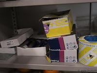 Inhoud kast bestaande uit o.a. verfrolhouders, afplaktape, verfrollers, schuurpapier & kwasten - afbeelding 7 van  9