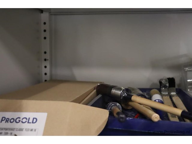 Inhoud kast bestaande uit o.a. verfrolhouders, afplaktape, verfrollers, schuurpapier & kwasten - afbeelding 8 van  9