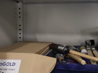 Inhoud kast bestaande uit o.a. verfrolhouders, afplaktape, verfrollers, schuurpapier & kwasten - afbeelding 8 van  9