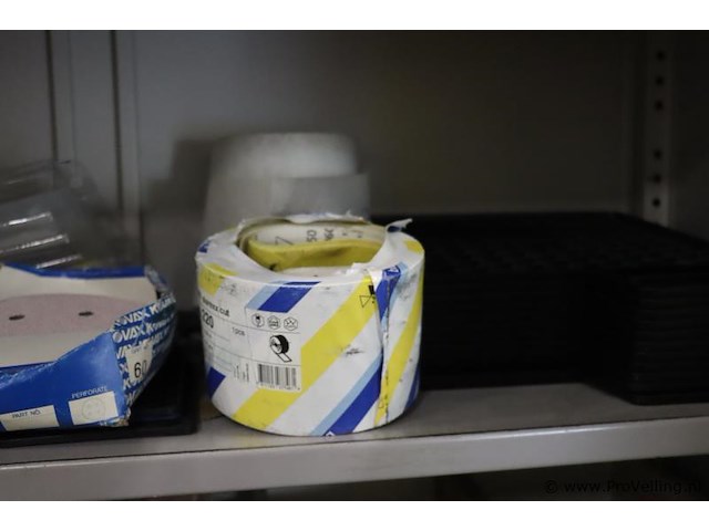 Inhoud kast bestaande uit o.a. verfrolhouders, afplaktape, verfrollers, schuurpapier & kwasten - afbeelding 9 van  9