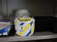 Inhoud kast bestaande uit o.a. verfrolhouders, afplaktape, verfrollers, schuurpapier & kwasten - afbeelding 9 van  9