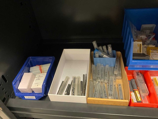 Inhoud kast diverse gereedschappen - afbeelding 7 van  17