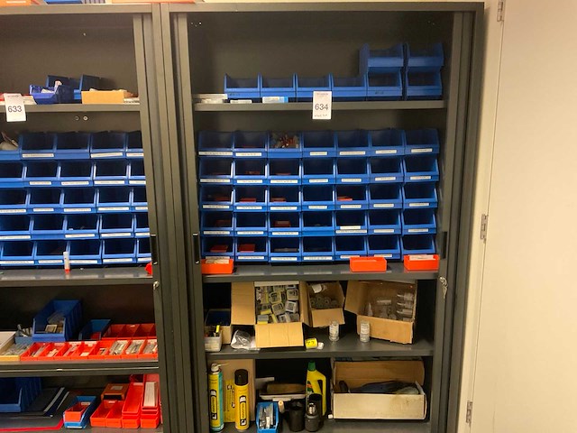 Inhoud kast diverse gereedschappen - afbeelding 1 van  21