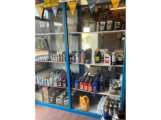 Inhoud kast o.a. motorolie, smeermiddelen, koelmiddel, lak - afbeelding 1 van  8