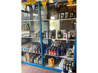Inhoud kast o.a. motorolie, smeermiddelen, koelmiddel, lak - afbeelding 1 van  8