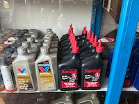 Inhoud kast o.a. motorolie, smeermiddelen, koelmiddel, lak - afbeelding 2 van  8