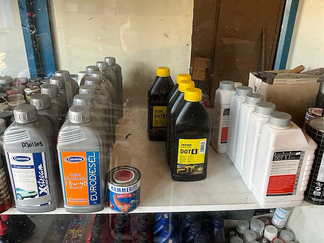 Inhoud kast o.a. motorolie, smeermiddelen, koelmiddel, lak - afbeelding 5 van  8
