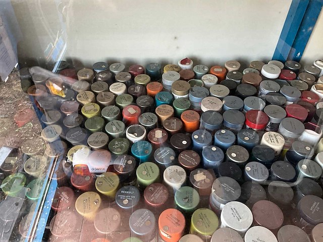 Inhoud kast o.a. motorolie, smeermiddelen, koelmiddel, lak - afbeelding 7 van  8
