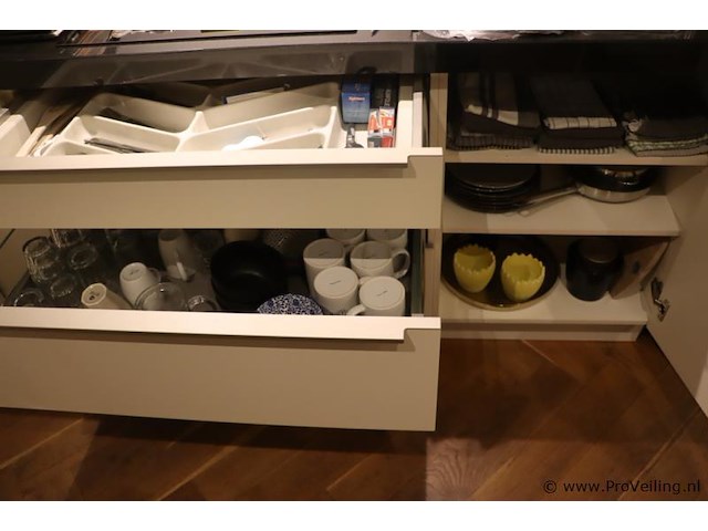 Inhoud kasten bestaande uit o.a. kopjes, glazen, theedoeken & bestek - afbeelding 1 van  5